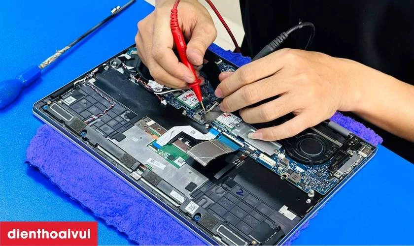 Kỹ thuật viên tiến hành sửa main tỉ mỉ bằng máy móc chuyên dụng